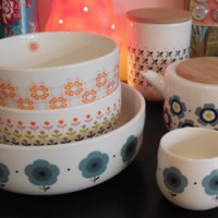 Large bowls, teapots ...